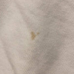 come togliere le macchie di sangue secco dai tessuti colorati